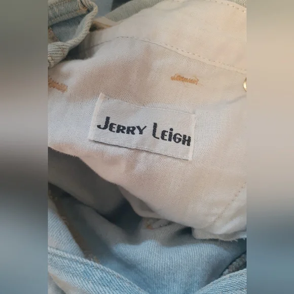 Light Wash Denim Garfield Patch Short Overalls - size large - Picture 10 of 11